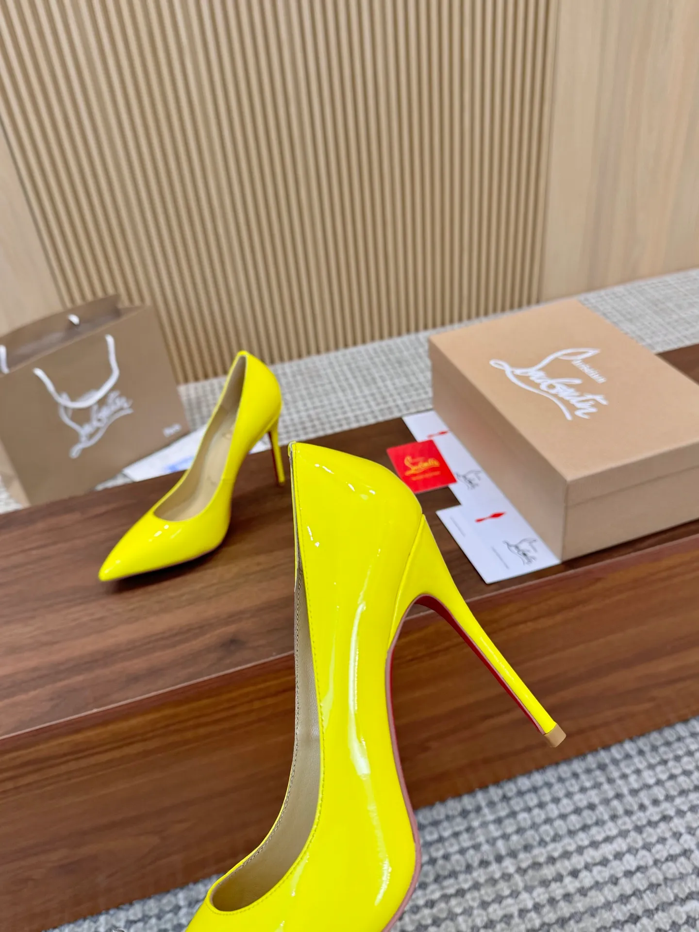 👟👟Ex-factory price 440👟👟 Genuine leather sole +40 Year-round shipment💝Christian Louboutin CL👠 Classic "💎Cow Patent Leather💎Series" noble and luxurious, real blingbling✨ Real materials, all customized by the pattern maker, and the materials are made of original customized materials, achieving the taste of the original 6 color options💍 Upper: Imported 👉Cow patent leather💪 Lining: Sheepskin foot pad/lining Size: 34-40.41.42 Heel height: 10.5cm and 8.5cm two options Leather sole Rubber sole